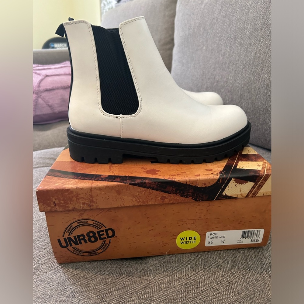 Women’s Un8red Pop Chelsea Boots Size 8.5 Wide Width